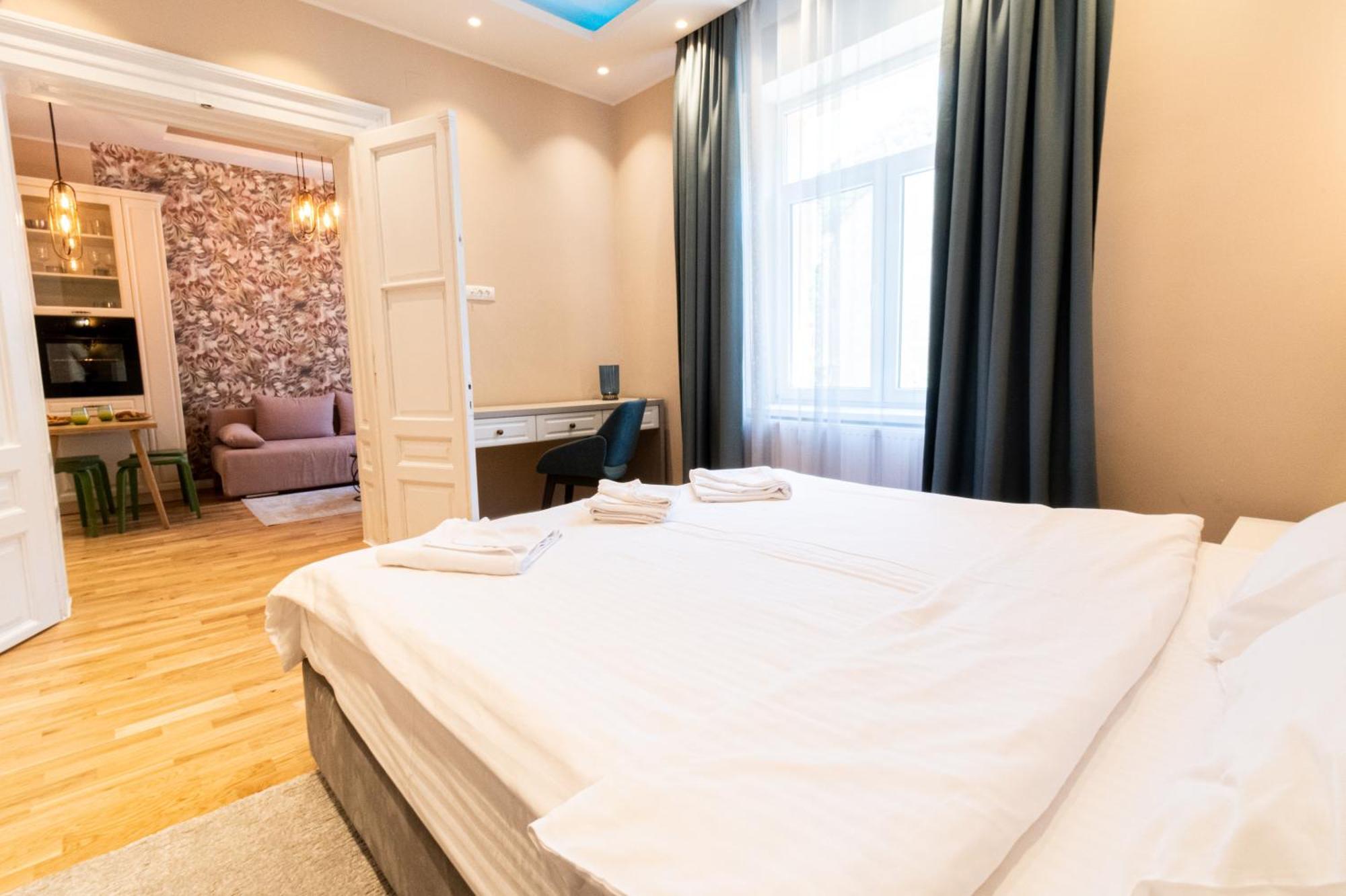 Black Gate - Quiet Studio In The Heart Of Old Town With Free Private Secured Parking Braşov Extérieur photo