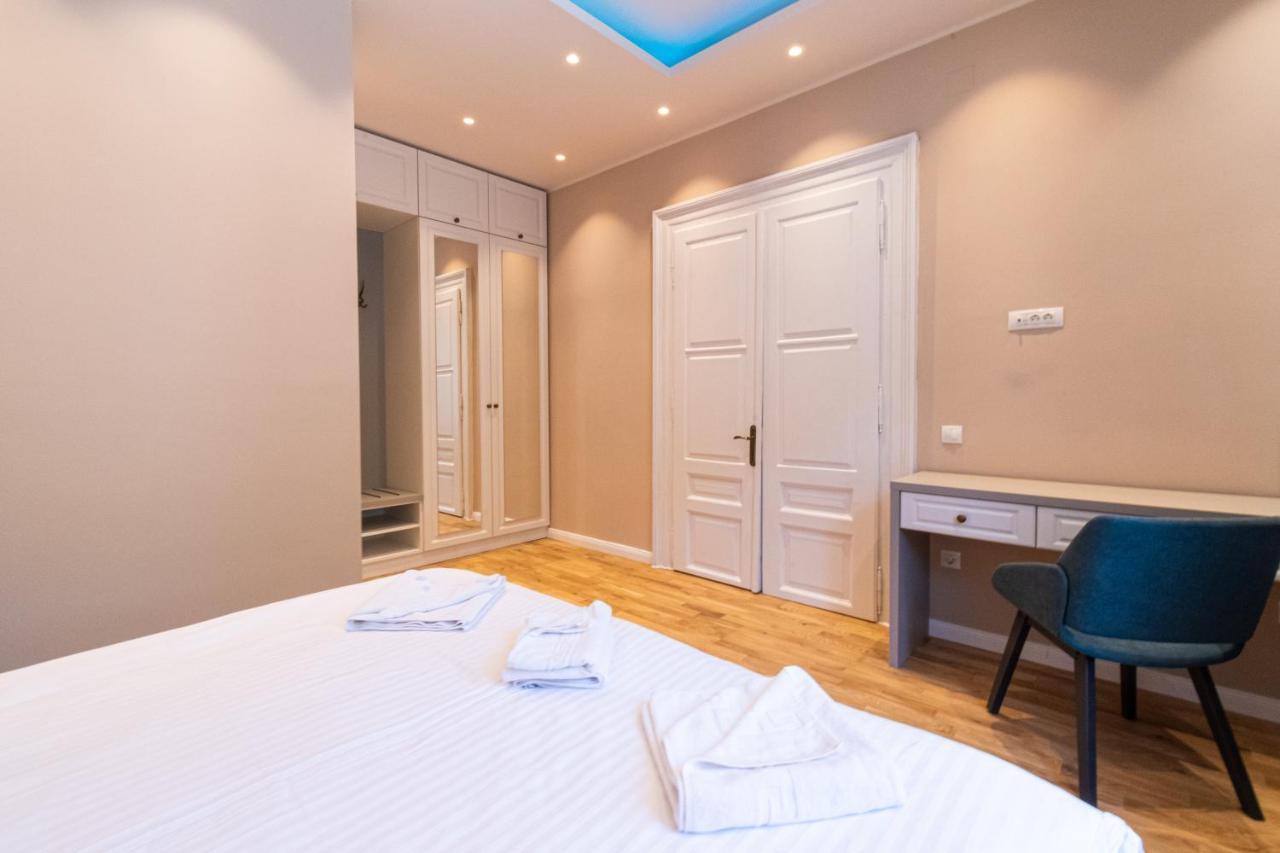 Black Gate - Quiet Studio In The Heart Of Old Town With Free Private Secured Parking Braşov Extérieur photo